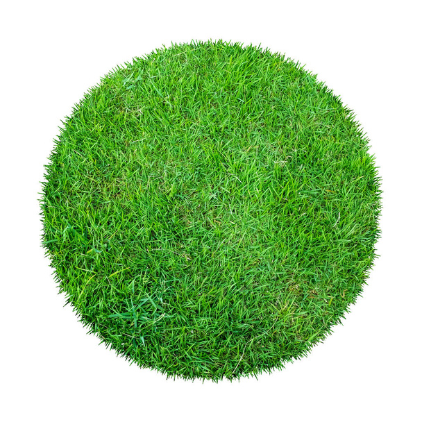 Streszczenie tekstury zielonej trawy dla tła. Koło zielony wzór trawy izolowane na białym tle z ścieżką wycinania. - Zdjęcie, obraz
