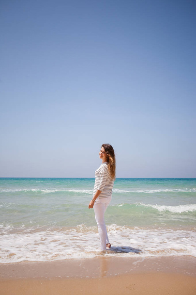 Європейська дівчина веселяться на березі моря - Фото, зображення