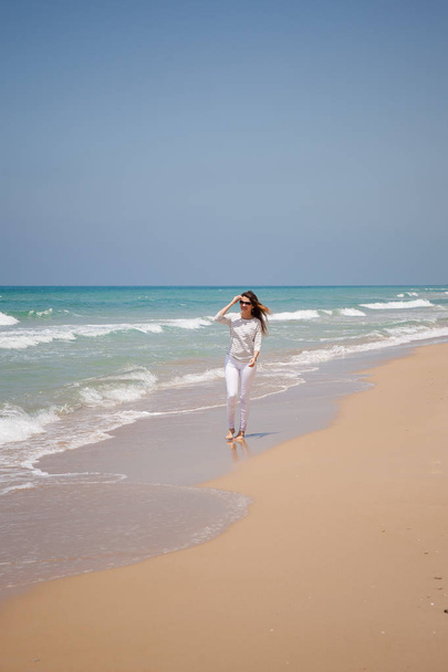 Europees meisje met plezier op het strand van de zee - Foto, afbeelding