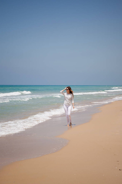 Europees meisje met plezier op het strand van de zee - Foto, afbeelding