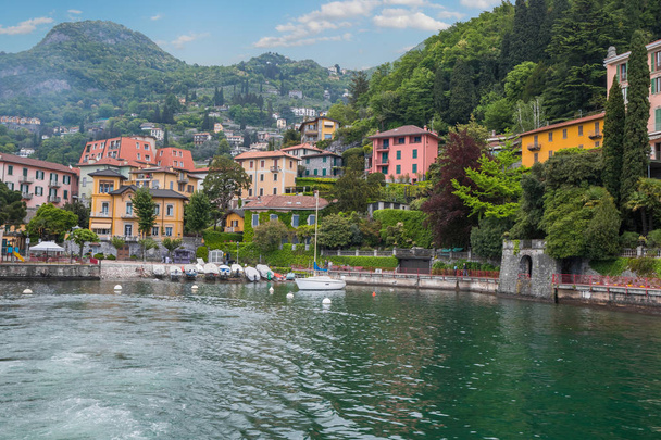 vacaciones en Italia - Pequeña ciudad hermosa cerca del lago más hermoso de Italia, Lago di Como. Lombardía, Italia
 - Foto, imagen