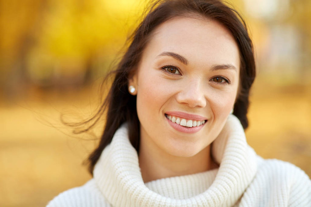 portrait of happy young woman in autumn park - Фото, зображення