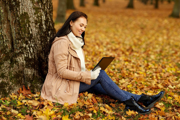 woman with tablet computer at autumn park - Fotoğraf, Görsel