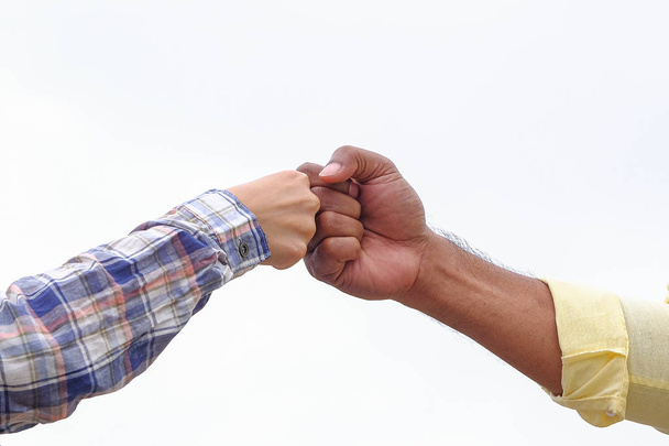 Vuist bult op formele slijtage, gebaren van een overeenkomst en samenwerking - Foto, afbeelding