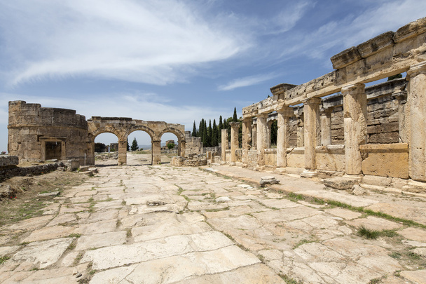 The Fortinus Gate and Avenue in Hierapolis, Denizli, Turkey - 写真・画像