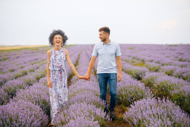 Fotó egy szép pár egy laveder területen, kezében, és nevetnek - Fotó, kép