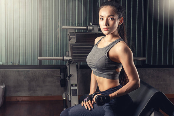 Gyönyörű fitness ázsiai nő egy törülközővel után tornaterem edzés - Fotó, kép