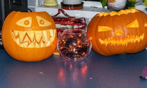 Красиво вырезанные Хэллоуин тыквы со смешным улыбающимся лицом, ужас
 - Фото, изображение