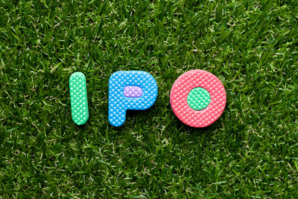緑の草の背景に単語Ipo(最初の公募の略語)のおもちゃの泡の手紙 - 写真・画像