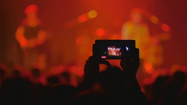 στέμμα χορό σε συναυλία και λήψη βίντεο στο κινητό τηλέφωνο  - Πλάνα, βίντεο