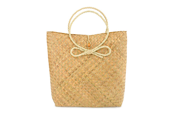 Handgemaakte tas gemaakt van gedroogde waterhyacint geïsoleerd op witte ba - Foto, afbeelding