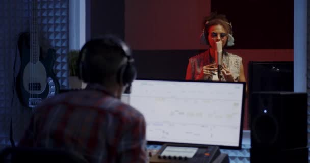 Cantante femenina en estudio de grabación
 - Metraje, vídeo