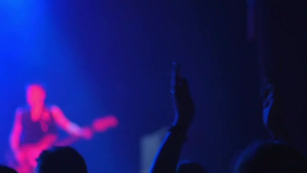 koncert videó, az emberek bulizás és tapsoltak, miközben zenészek játszanak a színpadon - Felvétel, videó