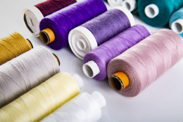 Bobbins of colorful cotton threads. Sewing accessories - Foto, Imagen