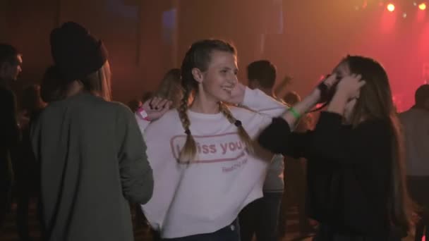 concert video, dancing girls friends in crowd, hip hop party - Footage, Video