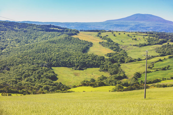 Beau paysage, nature printanière. Vue d'en haut des champs ensoleillés sur les collines en Toscane, Italie
 - Photo, image