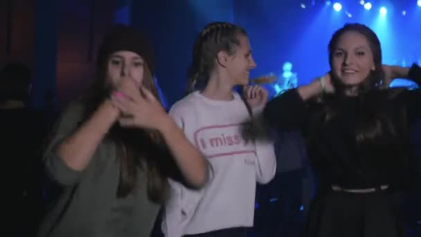 concert video, gelukkig dansen meisjes vrienden in menigte, hip hop partij - Video