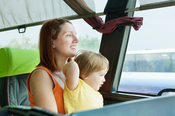 moeder en kind in bus - Foto, afbeelding