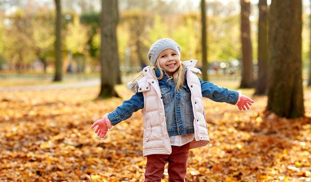 happy little girl at autumn park - Fotoğraf, Görsel