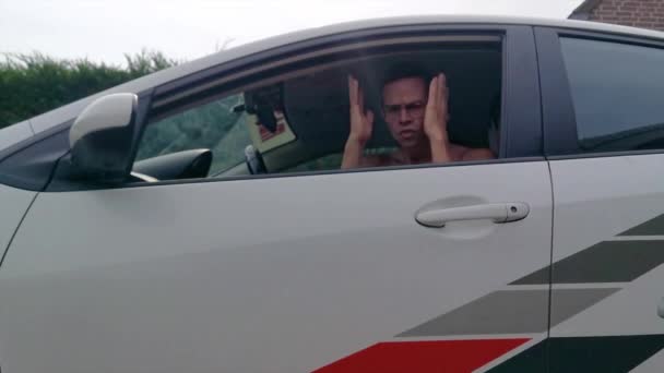 Θυμωμένος οδηγός αυτοκινήτων κάνοντας επιθετικές χειρονομίες, μη λεκτική επικοινωνία, ακατάλληλη κοινωνική συμπεριφορά - Πλάνα, βίντεο