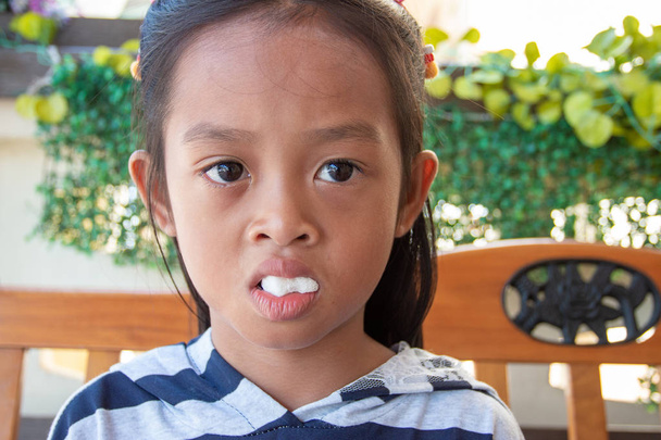 Ağızda gazlı bez ile diş kliniğinde post-diş kız, Boğaz ve üzgün duygular - Fotoğraf, Görsel