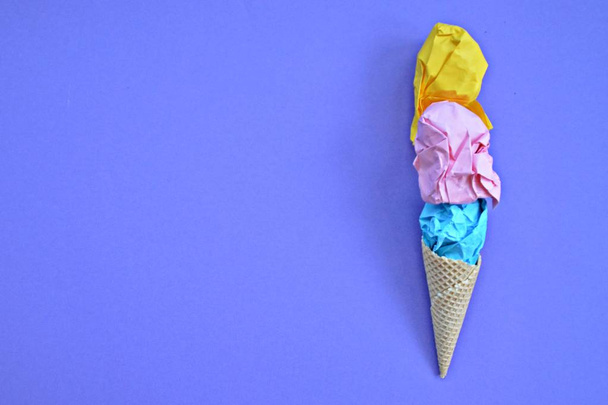 Papier glacé - Papier froissé sous forme de boules de crème glacée dans un cône de crème glacée sur un fond uni
  - Photo, image