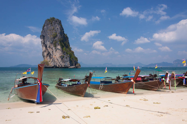 Geleneksel Tay tekneler sahilde. Tayland - Fotoğraf, Görsel