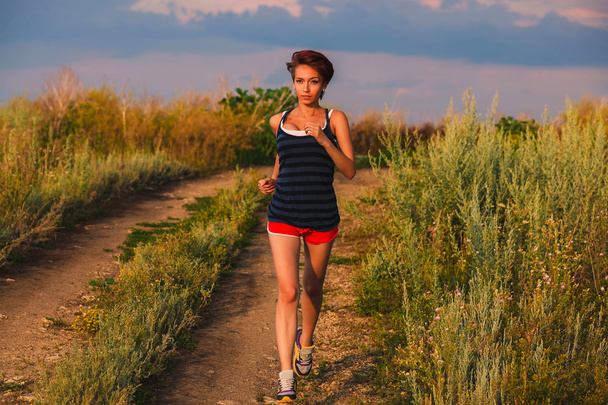 Szép egészséges fut fiatal brunette egy nő sportoló fut ou - Fotó, kép