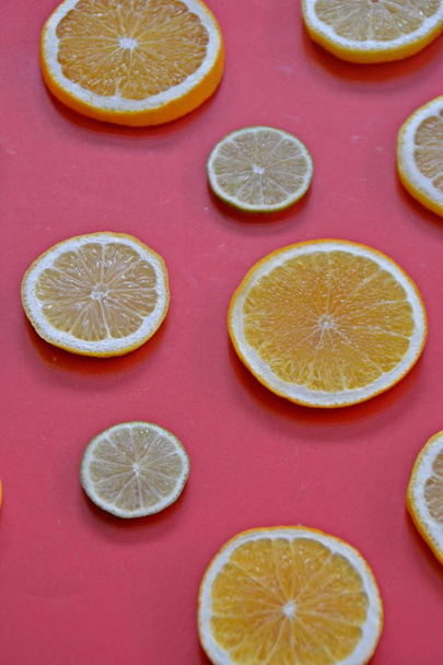 цитрусовые, как апельсин, лайм и лимоны на монохромном фоне - нарезанные лимоны, лаймы и апельсины с цветным фоном
 - Фото, изображение
