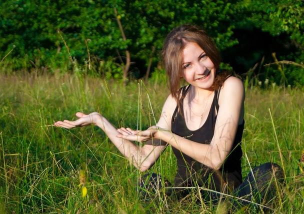 vrolijk meisje in veld - Foto, afbeelding