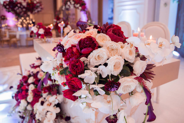svatební dekorace s květinami a svíčkami. banketový dekor. obrázek s měkkým ostřením - Fotografie, Obrázek