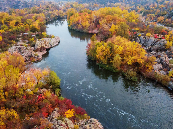 renkli orman, mavi nehir ve kayaların havadan drone görünümü. Beau - Fotoğraf, Görsel