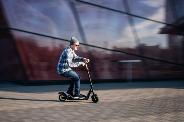Joven en scooter eléctrico en la calle
 - Foto, Imagen