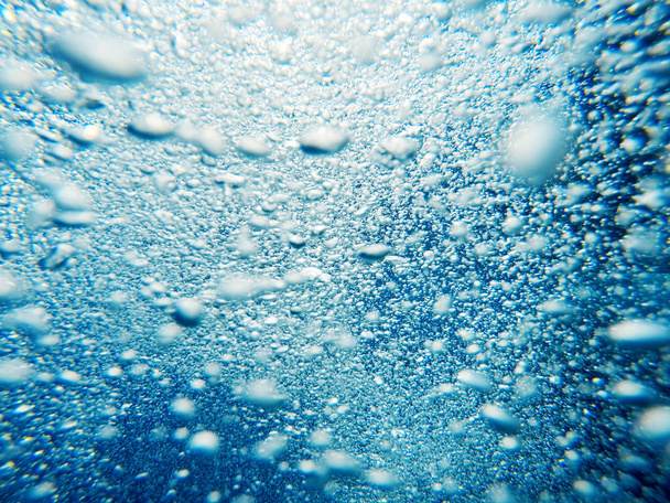 bolhas de ar subir para fora da água. belo verão natural
 ( - Foto, Imagem