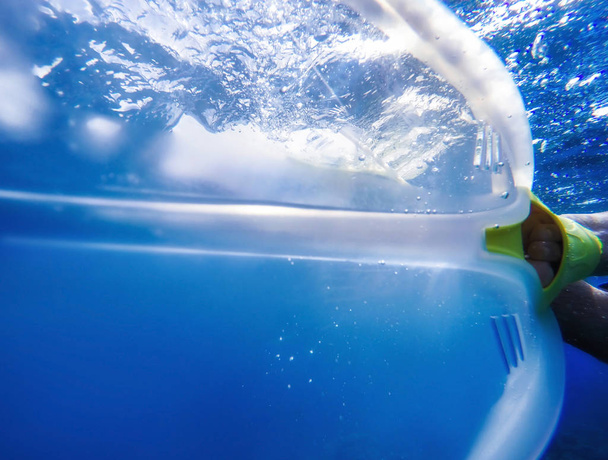 Yüzücü paletlerle yüzer. Yakın plan. yaşam tarzı konsepti - Fotoğraf, Görsel