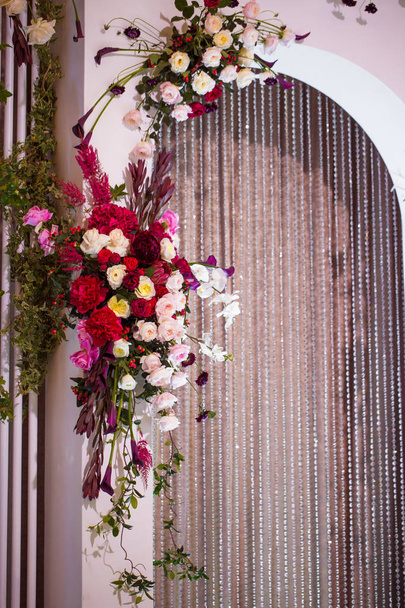 svatební dekorace s květinami. dekorace. obrázek s měkkým zaostření - Fotografie, Obrázek
