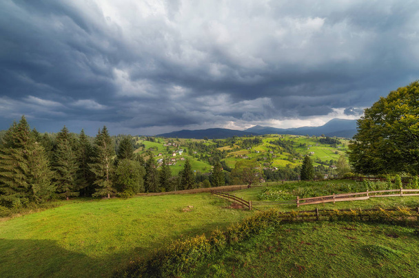 yeşil dağ köyü ve dramatik yağmurlu gökyüzü. sonbahar (yaz) l - Fotoğraf, Görsel