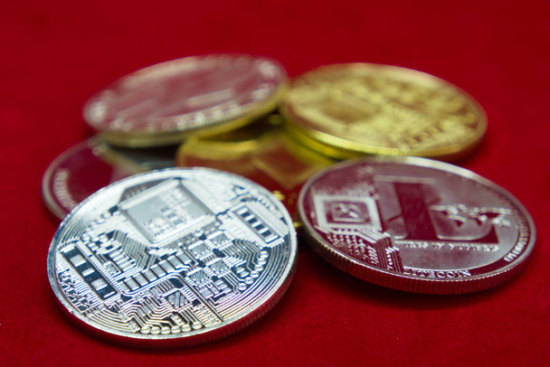 kolekce stříbrných a zlatých kryptoměnových mincí na červeném sametovém pozadí - Fotografie, Obrázek