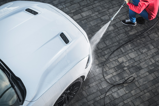Auto wassen met elektrisch gereedschap - Foto, afbeelding