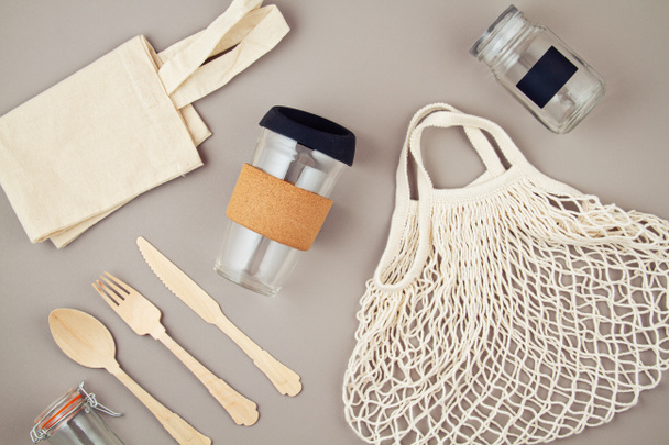 Bolsas reutilizables, frascos de vidrio y taza de café para un estilo de vida libre de plástico y cero residuos
 - Foto, Imagen