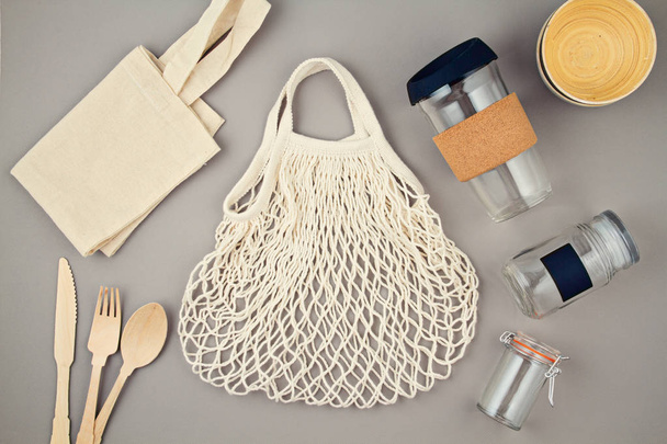 Επαναχρησιμοποιήσιμες σακούλες, γυάλινα βάζα και κούπα καφέ για πλαστικά χωρίς πλαστική και μηδενική σπατάλη ζωής - Φωτογραφία, εικόνα