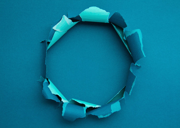 Разорванная цветная бумага, отверстие в листе бумаги
 - Фото, изображение