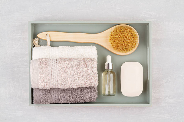 Composition spa et bien-être avec sérum, serviettes et produits de beauté
 - Photo, image