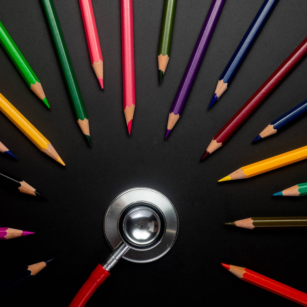 Фокус на здоров'ї Натюрморт Концепція кольорових олівців
  - Фото, зображення