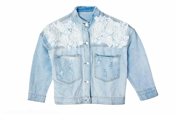 Jeansblaue Jacke mit Stickerei isoliert auf weißem Hintergrund - Foto, Bild