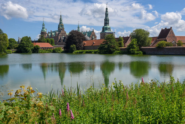 Le château de Frederiksborg à Hillerod, Danemark
 - Photo, image