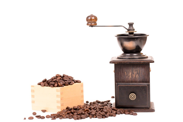 moulin à café manuel et grain de café sur fond blanc
 - Photo, image
