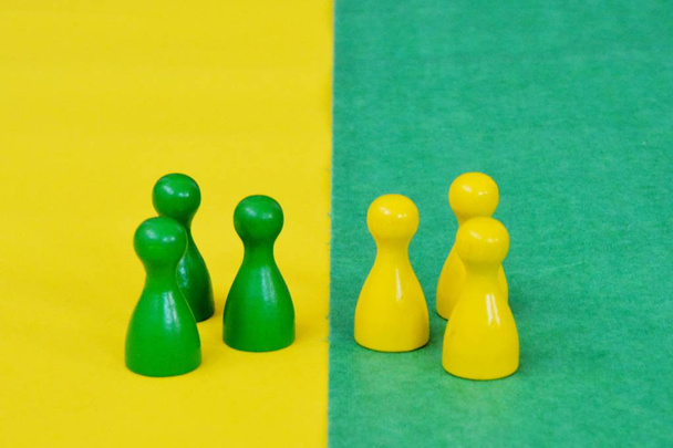 bir masa oyunu ahşap oyun karakterleri takım birbirlerine karşı karşıya ve ilgili karşıt renkli arka plan tarafından karşılandı  - Fotoğraf, Görsel