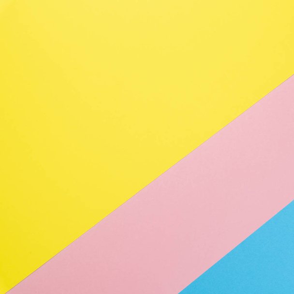 Плоский фон, сделанный из разноцветной бумаги. Абстрактный цвет. Минимальная концепция геометрического фона
 - Фото, изображение