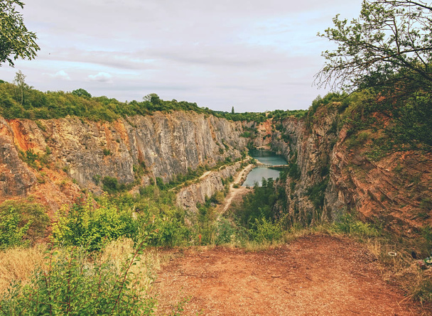 Gran antigua cantera para la minería de dolomitas. Laguna azul en medio
  - Foto, Imagen